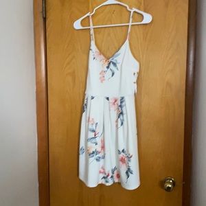 White flower dress worn once in great condition.